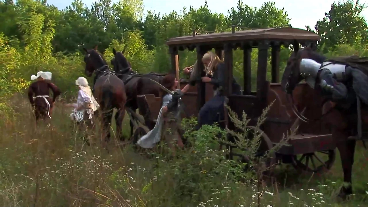 Ein Ritter reitet wild durch nächtliche Felder, während das blonde Mädchen lachend auf seinem Ross sitzt.